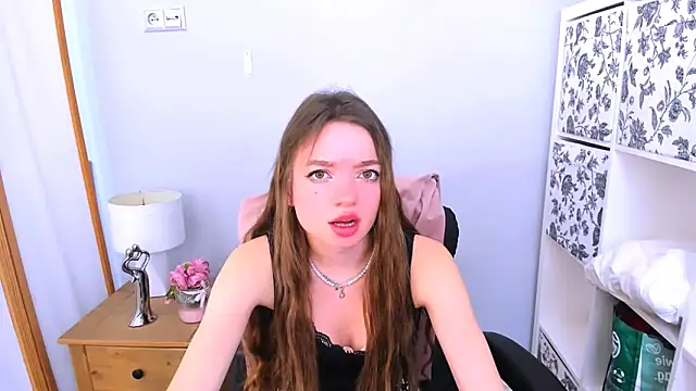 Snapshot of GraceLips chatting on 03-19-25, 09:38 GraceLips online show from 03-19-25, 09:38