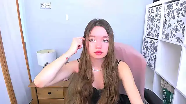 Snapshot of GraceLips chatting on 03-22-25, 06:22 GraceLips online show from 03-22-25, 06:22