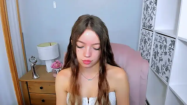 Snapshot of GraceLips chatting on 09-17-25, 05:31 GraceLips online show from 09-17-25, 05:31