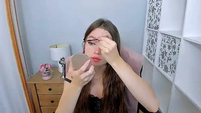 Snapshot of GraceLips chatting on 10-05-25, 05:39 GraceLips online show from 10-05-25, 05:39