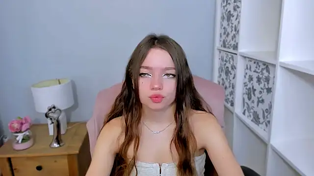 Snapshot of GraceLips chatting on 10-17-25, 05:43 GraceLips online show from 10-17-25, 05:43