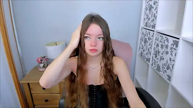 Snapshot of GraceLips chatting on 10-18-25, 05:32 GraceLips online show from 10-18-25, 05:32