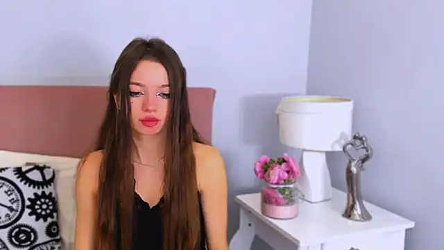 Snapshot of GraceLips chatting on 10-19-25, 05:57 GraceLips online show from 10-19-25, 05:57