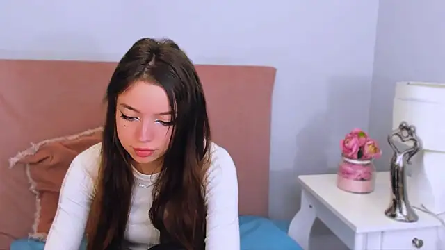 Snapshot of GraceLips chatting on 10-20-25, 05:35 GraceLips online show from 10-20-25, 05:35