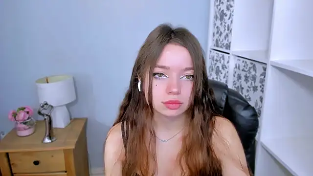 Snapshot of GraceLips chatting on 10-25-25, 05:37 GraceLips online show from 10-25-25, 05:37