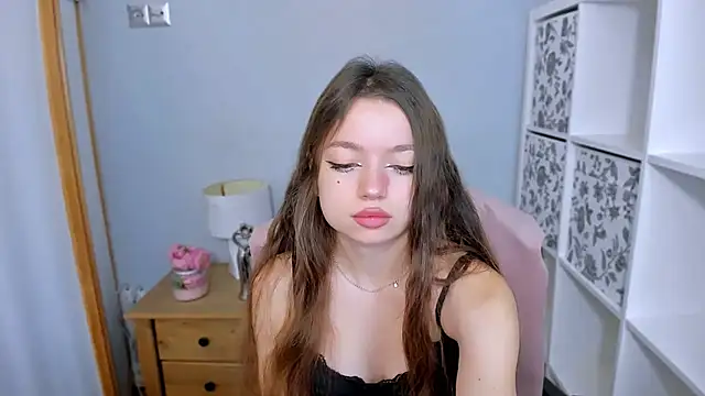 Snapshot of GraceLips chatting on 10-31-25, 06:47 GraceLips online show from 10-31-25, 06:47