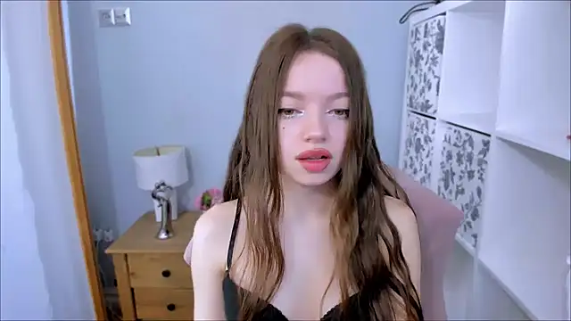 Snapshot of GraceLips chatting on 12-20-25, 06:42 GraceLips online show from 12-20-25, 06:42