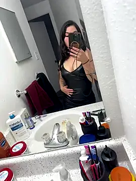 Snapshot of saraith23 chatting on 12-21-25, 12:51 saraith23 online show from 12-21-25, 12:51