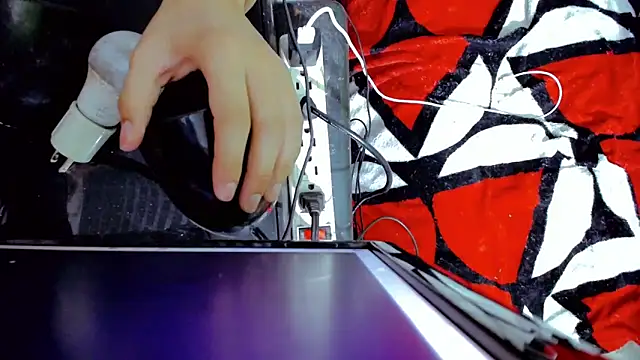 Snapshot of tayiro_r chatting on 10-22-25, 11:15 tayiro r online show from 10-22-25, 11:15