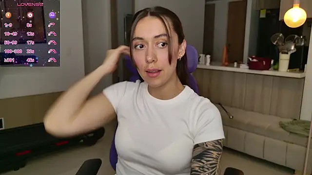 Snapshot of emiliasommer chatting on 02-14-26, 04:48 emiliasommer online show from 02-14-26, 04:48