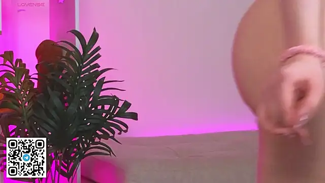 oliviabr0wn0 online show from 02-15-26, 07:51