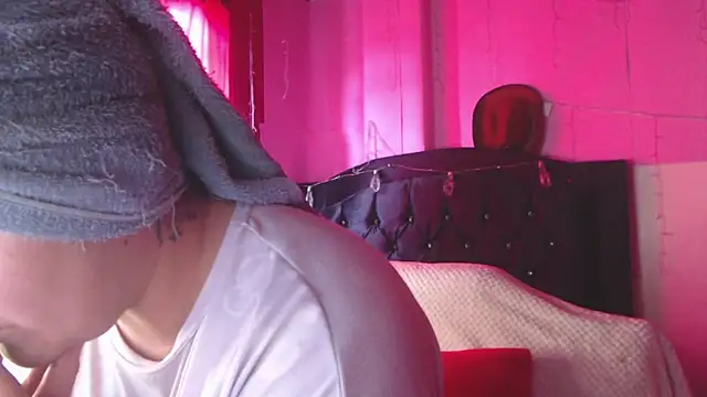 NikkiRous  online show from 05-12-26, 02:03