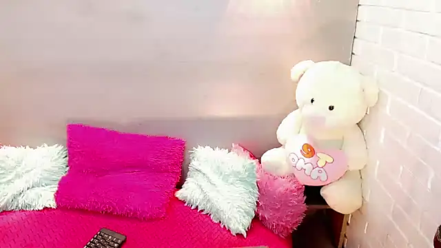 Snapshot of Daniela_Pink_ chatting on 10-31-25, 07:37 Daniela Pink online show from 10-31-25, 07:37