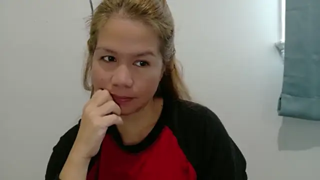 Snapshot of XLennaMX chatting on 02-02-26, 03:22 XLennaMX online show from 02-02-26, 03:22