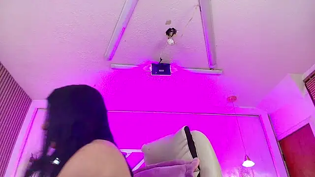 Snapshot of Silvana_monroe chatting on 11-26-25, 03:35 Silvana monroe online show from 11-26-25, 03:35