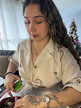 Snapshot of Cherryyquen chatting on 12-04-25, 04:27 Cherryyquen online show from 12-04-25, 04:27