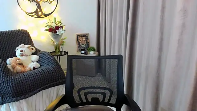 Snapshot of worldofkim chatting on 02-19-26, 08:49 worldofkim online show from 02-19-26, 08:49