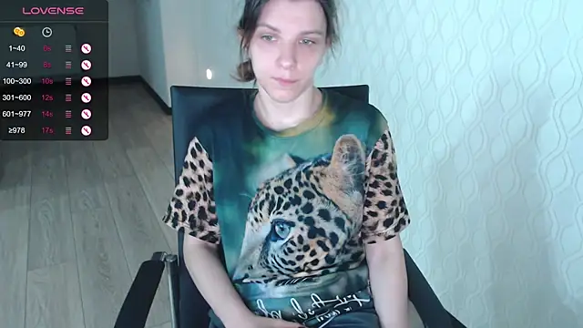 Snapshot of LisaHeart chatting on 10-19-25, 05:13 LisaHeart online show from 10-19-25, 05:13