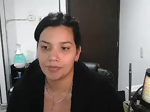 Snapshot of CarolinaRincon chatting on 03-22-25, 02:37 CarolinaRincon online show from 03-22-25, 02:37