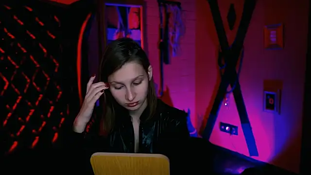 Snapshot of EllaHorton chatting on 10-27-25, 08:51 EllaHorton online show from 10-27-25, 08:51