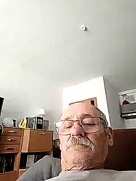 Snapshot of oleg049 chatting on 06-10-26, 08:13 oleg049 online show from 06-10-26, 08:13