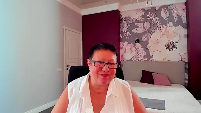 Snapshot of BarbaraTurners chatting on 10-12-25, 11:42 BarbaraTurners online show from 10-12-25, 11:42