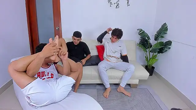 Snapshot of Crazy_nigth01 chatting on 12-21-25, 02:19 Crazy nigth01 online show from 12-21-25, 02:19