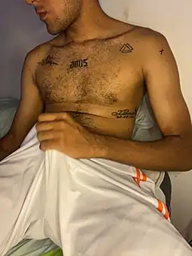 Snapshot of santi_latino chatting on 10-20-25, 07:36 santi latino online show from 10-20-25, 07:36