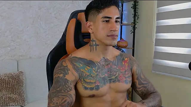 Snapshot of AdanReilly chatting on 12-21-24, 07:16 AdanReilly online show from 12-21-24, 07:16