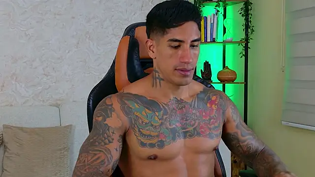 Snapshot of AdanReilly chatting on 03-15-25, 03:51 AdanReilly online show from 03-15-25, 03:51