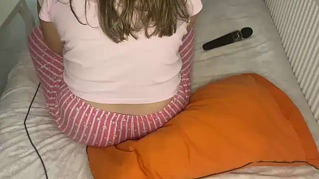 Snapshot of Ceyceys chatting on 11-18-25, 11:58 Ceyceys online show from 11-18-25, 11:58