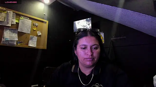 Snapshot of Mia_oficial chatting on 12-19-25, 03:57 Mia oficial online show from 12-19-25, 03:57