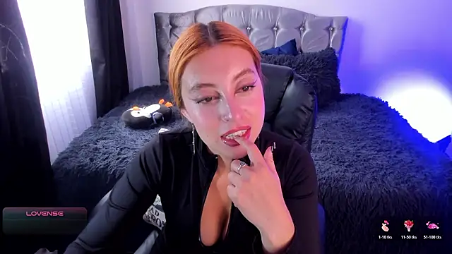 Snapshot of Violetaarey chatting on 02-13-26, 08:49 Violetaarey online show from 02-13-26, 08:49