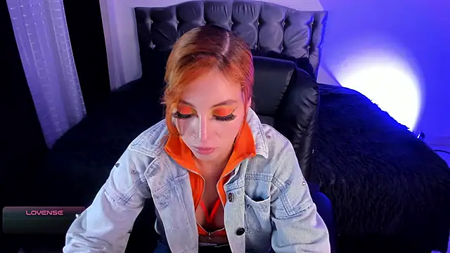 Snapshot of Violetaarey chatting on 02-14-26, 11:23 Violetaarey online show from 02-14-26, 11:23