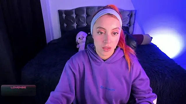 Snapshot of Violetaarey chatting on 02-21-26, 03:18 Violetaarey online show from 02-21-26, 03:18