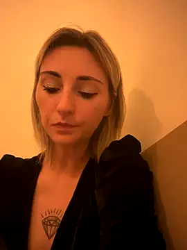 Snapshot of sexy_blondie92 chatting on 10-25-25, 08:14 sexy blondie92 online show from 10-25-25, 08:14