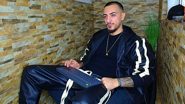 Snapshot of AndrewBanner chatting on 12-24-24, 04:33 AndrewBanner online show from 12-24-24, 04:33