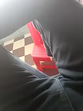 Snapshot of HeftyTheory7 chatting on 10-28-25, 08:29 HeftyTheory7 online show from 10-28-25, 08:29