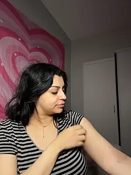 Snapshot of ThickerThanYoBitch chatting on 02-15-26, 11:41 ThickerThanYoBitch online show from 02-15-26, 11:41