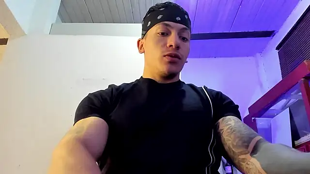 Snapshot of aquiles_51 chatting on 09-27-25, 08:03 aquiles 51 online show from 09-27-25, 08:03