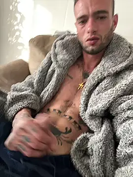 Snapshot of davorm chatting on 12-22-24, 12:27 davorm online show from 12-22-24, 12:27