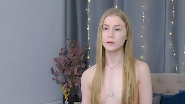 Snapshot of VioletiSwone chatting on 01-26-25, 12:33 VioletiSwone online show from 01-26-25, 12:33