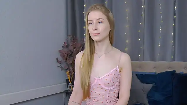 Snapshot of VioletiSwone chatting on 02-09-25, 05:29 VioletiSwone online show from 02-09-25, 05:29