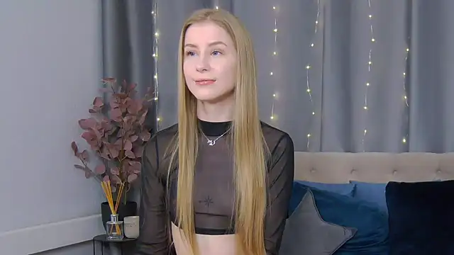 Snapshot of VioletiSwone chatting on 02-19-25, 11:38 VioletiSwone online show from 02-19-25, 11:38