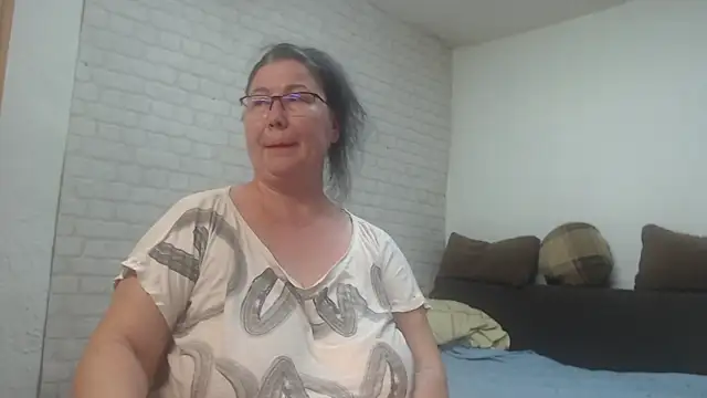 Snapshot of EmmaSquirt chatting on 02-16-26, 08:27 EmmaSquirt online show from 02-16-26, 08:27