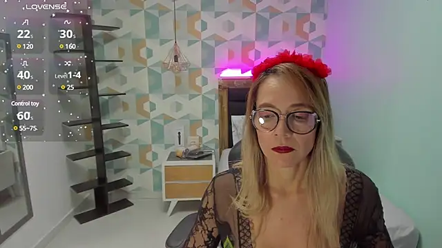 Snapshot of CATIAJONES chatting on 01-18-25, 06:53 CATIAJONES online show from 01-18-25, 06:53