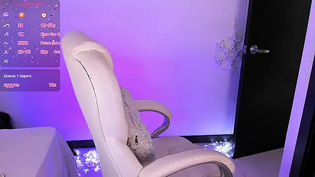 Snapshot of nyna_1 chatting on 02-15-25, 10:10 nyna 1 online show from 02-15-25, 10:10