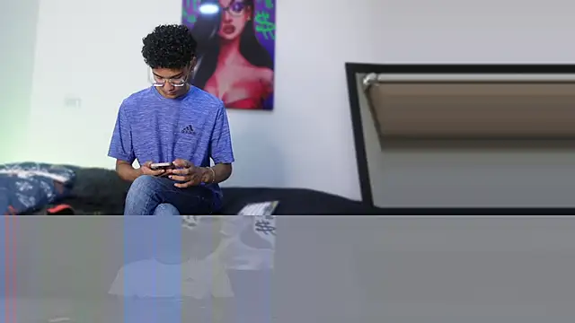 Snapshot of harrytwink18 chatting on 12-23-24, 01:24 harrytwink18 online show from 12-23-24, 01:24