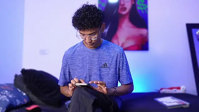 Snapshot of harrytwink18 chatting on 12-30-24, 01:25 harrytwink18 online show from 12-30-24, 01:25