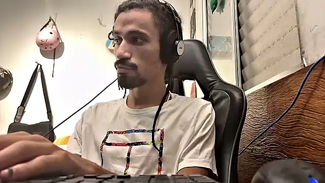 Snapshot of hotcamboy420 chatting on 02-01-25, 06:21 hotcamboy420 online show from 02-01-25, 06:21